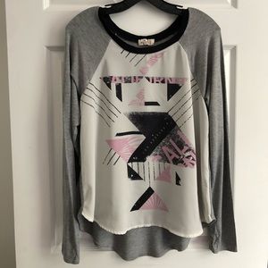 gray long sleeves graphic tee